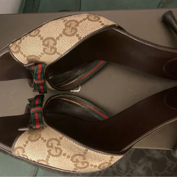 Gucci Women's Brown Heels with Red and Green Bow - Picture 8 of 10